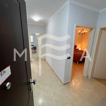 3 Bedroom Beachfront 834 Apartment *