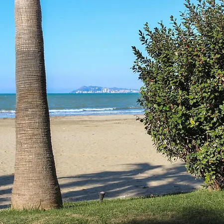 3 Bedroom Beachfront 834 Apartment *